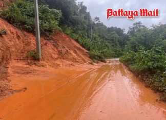 Landslide blocks Chiang Mai road, leaves traffic down to one lane