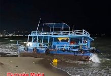 Экскурсионный катер сорвало с якоря в 200 метрах от берега — волны выбросили судно на пляж Паттайи