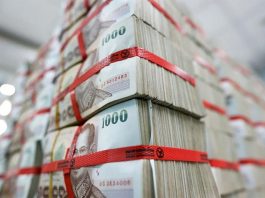 Thai baht hits 14-month low as global pressures intensify rapidly