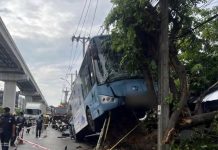 Bangkok bus crashes into power box and tree on Lat Phrao sidewalk, injuring 10