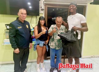 Pattaya foreign couple reunited with bag left in taxi