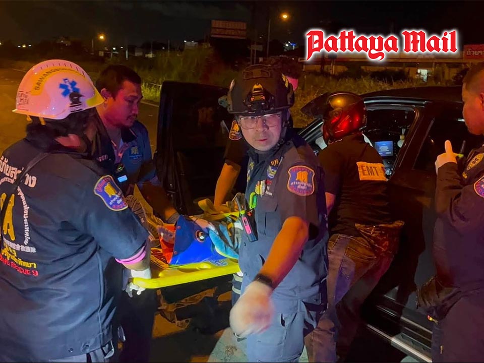 Five injured after SUV collides head-on with pickup near Pattaya railway crossing