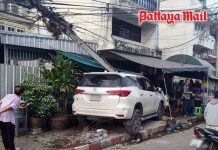 Close call in Phetchaburi after SUV ploughs into roadside shop
