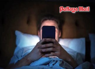 Teen’s 5-hour daily phone habit ends in hospital with blood clot