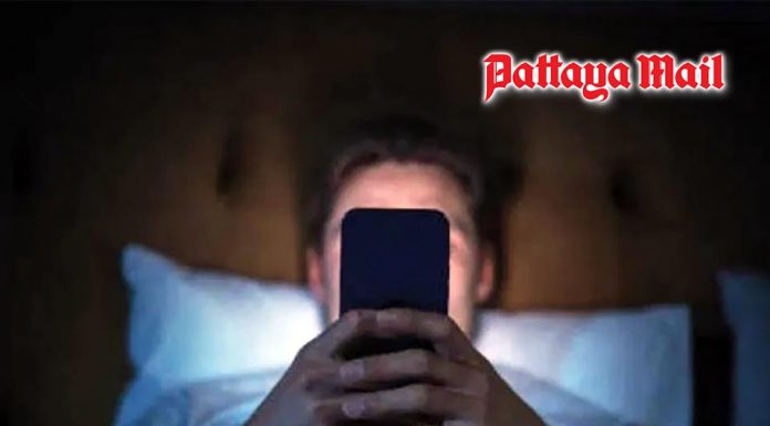 Teen’s 5-hour daily phone habit ends in hospital with blood clot