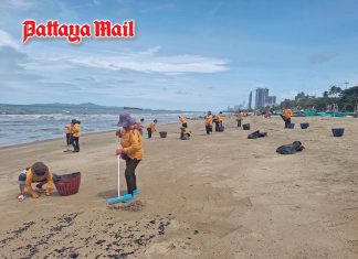 Mystery oil slick cleaned up from Pattaya’s Jomtien Beach