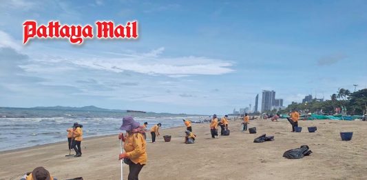 Mystery oil slick cleaned up from Pattaya’s Jomtien Beach