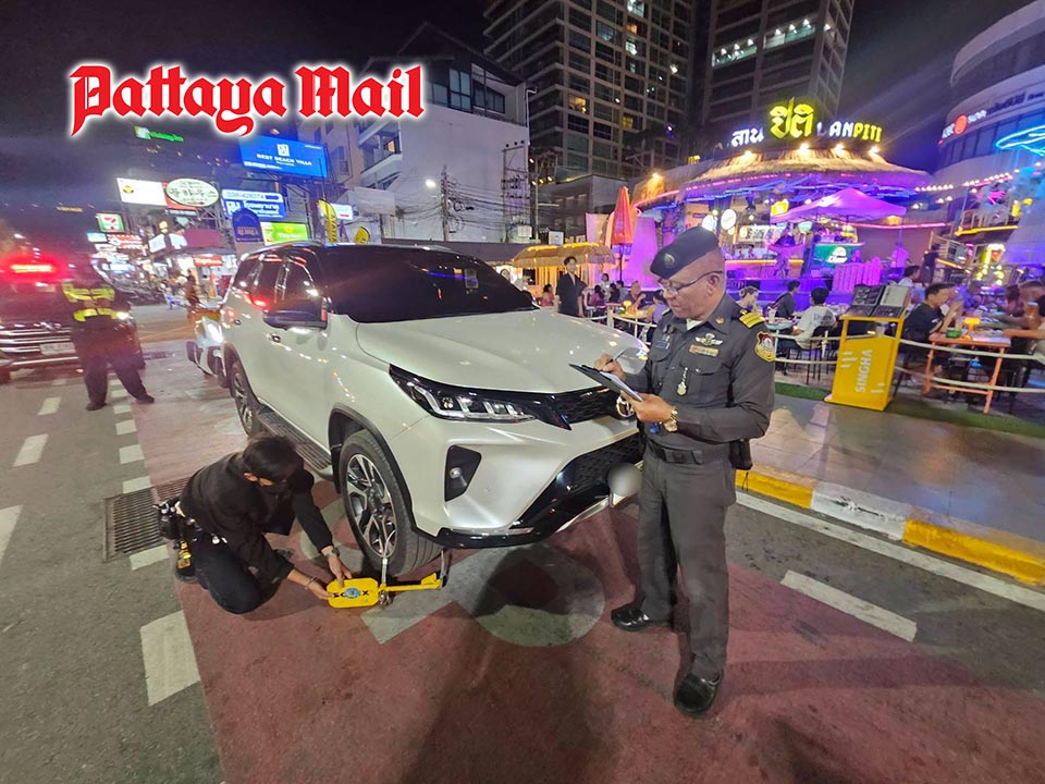 Pattaya vows to keep beachfront parking in check until major changes are seen
