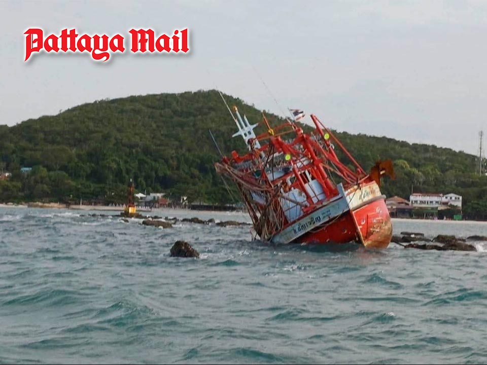 Koh Samet residents appeal for help to salvage sunken fishing boat
