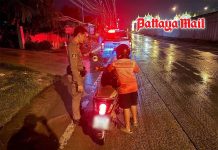 Stranded motorcyclist gets late-night help from Huai Yai police patrol