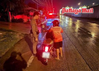 Stranded motorcyclist gets late-night help from Huai Yai police patrol