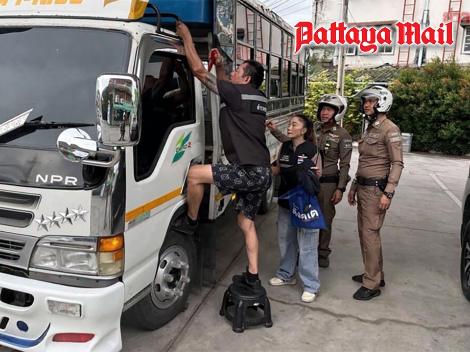 Ban Chang Police rescue toddler locked inside six-wheel passenger truck