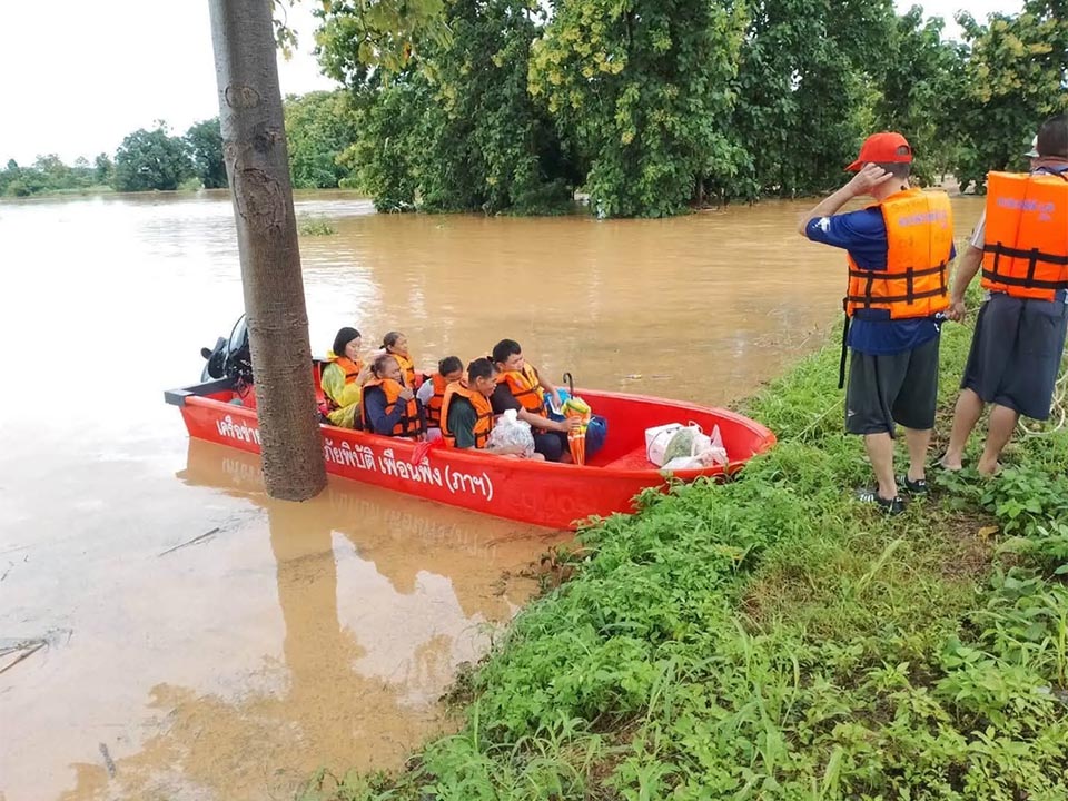 Friends in Need Volunteers deliver food to flood-stranded Nan residents