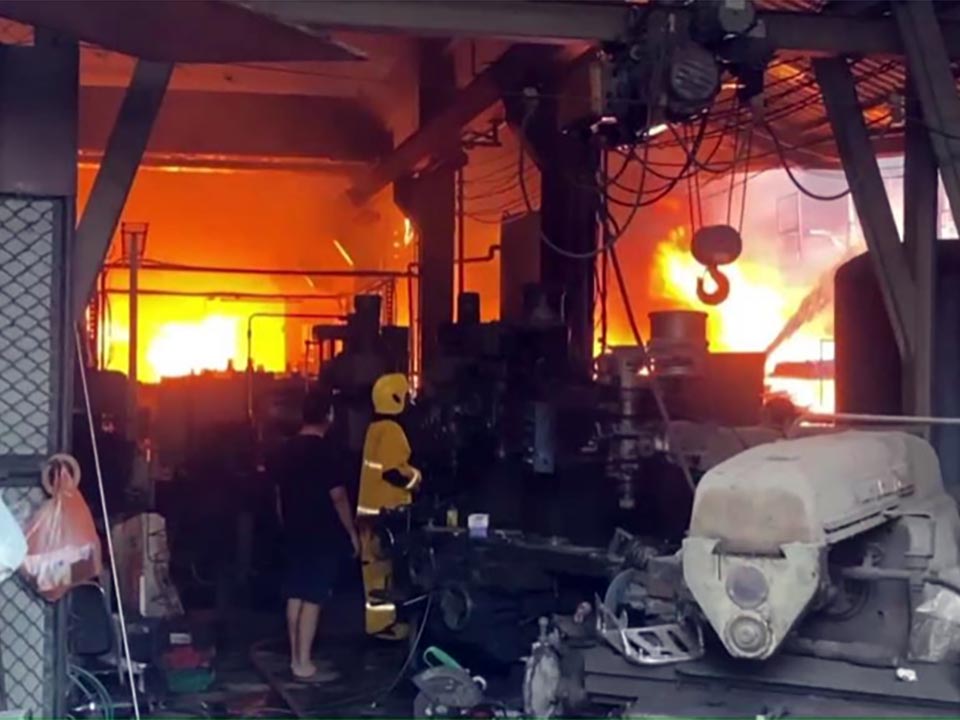 Ratchaburi factory inferno sends black smoke over Ban Pong