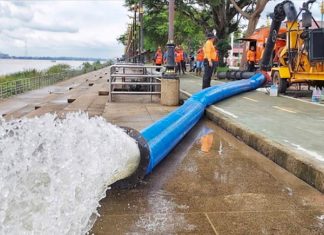 Mekong falls in Nakhon Phanom, but 80,000 rai of farmland remains flooded