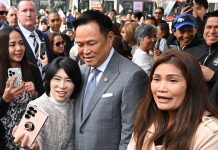 Anutin walks Sydney’s Thai Town, meets community and business owners