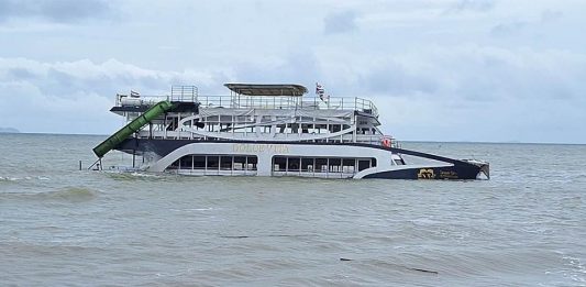 Tour boat sinks off Jomtien Beach amid rough seas and strong winds