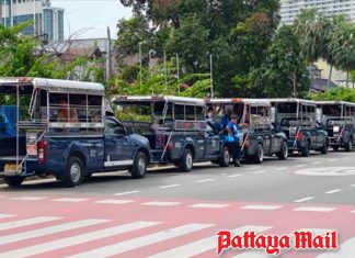 Songtaews and taxis ready to whisk US sailors into Pattaya’s hidden streets