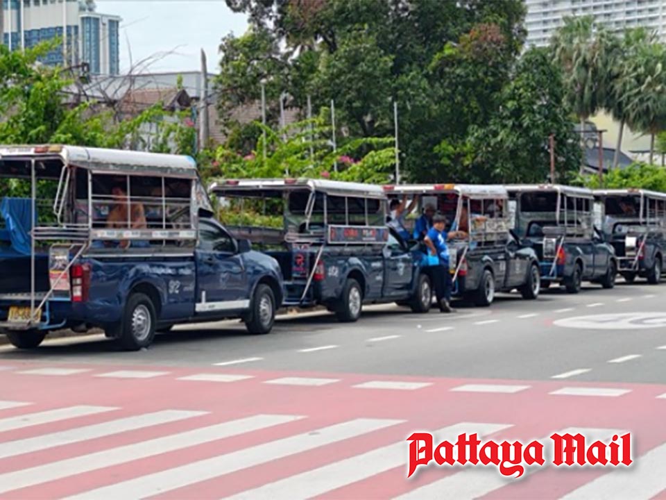 Songtaews and taxis ready to whisk US sailors into Pattaya’s hidden streets