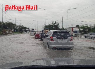 Flooding slows traffic on Route 344 in Chonburi