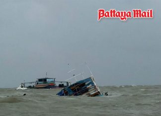 Red flag stops boats in Pattaya after rough seas sink six vessels