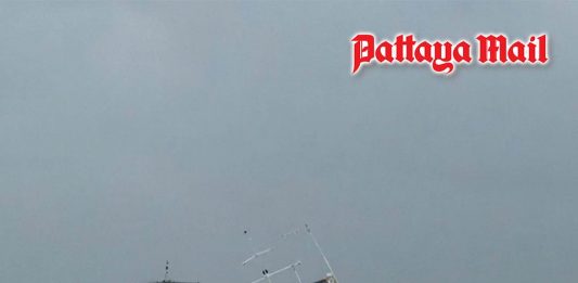 Red flag stops boats in Pattaya after rough seas sink six vessels