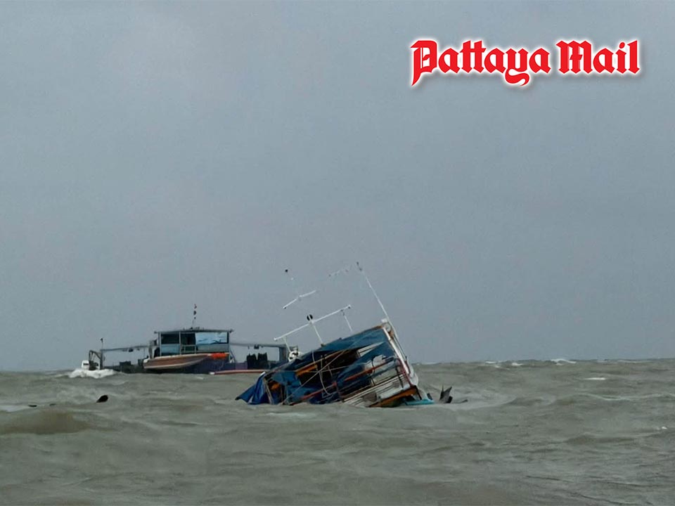 Red flag stops boats in Pattaya after rough seas sink six vessels