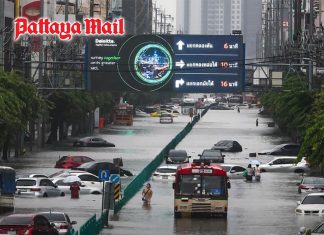 Bangkok floods disrupt travel with key roads still underwater