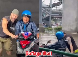 Foreign stranger helps disabled man push motorcycle through Bangkok floodwater