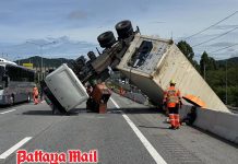 18-wheel truck overturns on Motorway 7 en route to Pattaya