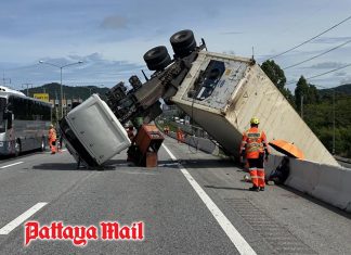 18-wheel truck overturns on Motorway 7 en route to Pattaya
