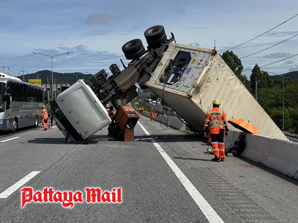 18-wheel truck overturns on Motorway 7 en route to Pattaya