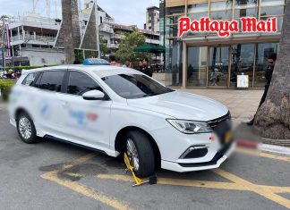 Clamped taxi driver tries to talk his way out of Pattaya parking fine