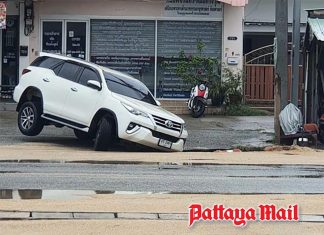 Flooded roadwork leaves drivers facing hidden danger in east Pattaya