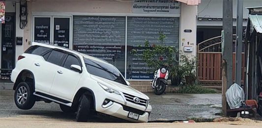 Flooded roadwork leaves drivers facing hidden danger in east Pattaya