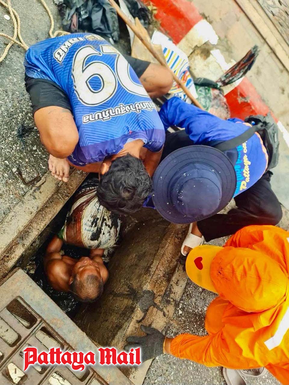 Pattaya sanitation crews clear clogged drains to improve flood drainage