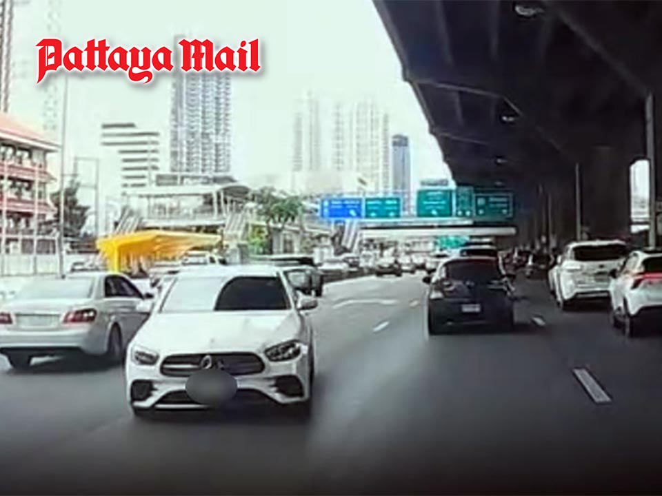 Bangkok 80-year-old Benz driver faces charges after wrong-way Vibhavadi Road run