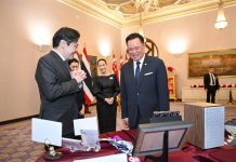 Anutin and Wong exchange personalized gifts at Thailand–Singapore Retreat