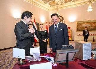 Anutin and Wong exchange personalized gifts at Thailand–Singapore Retreat