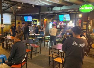 Bangkok police crackdown on Huai Khwang nightlife in overnight raid