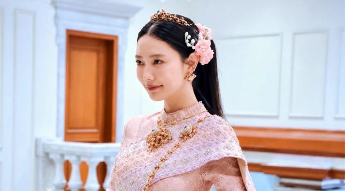 Clara Lee wears Thai Siwalai attire at Bangkok textile museum