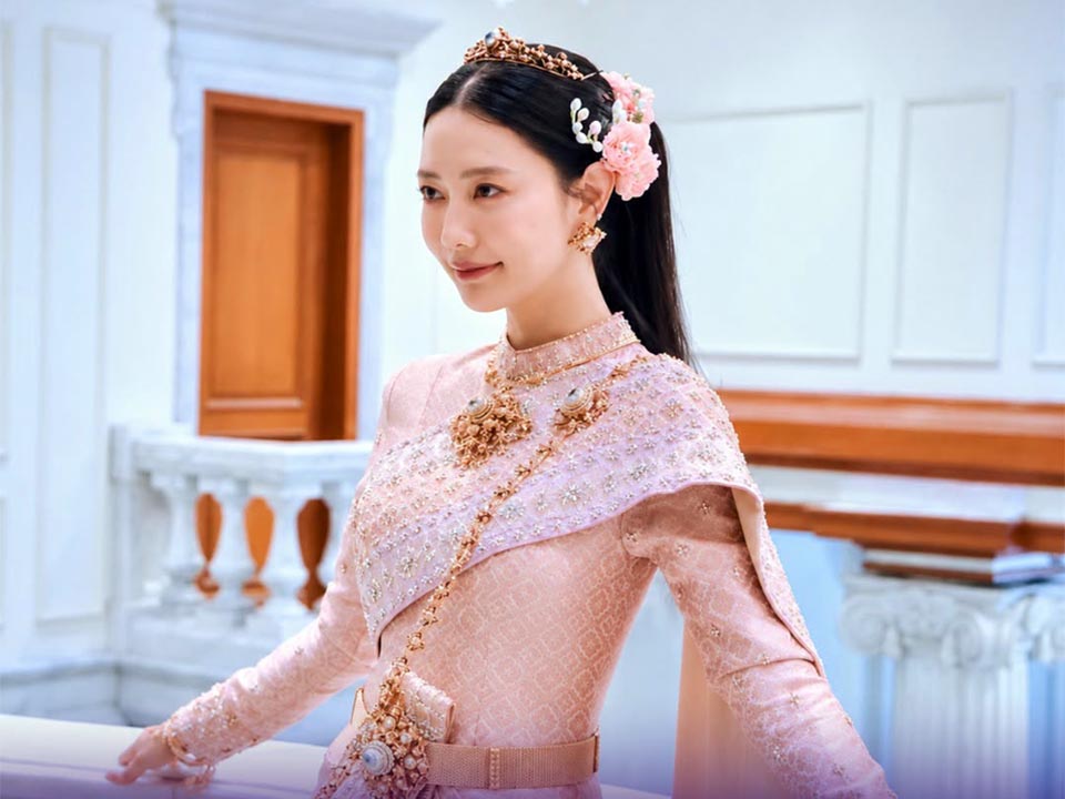 Clara Lee wears Thai Siwalai attire at Bangkok textile museum
