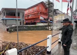 Flash floods wreak havoc in Mae Hong Son, threaten Chiang Rai border bridge
