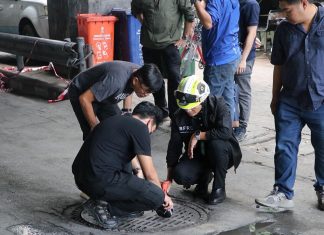 Bangkok digs for source of oil spill in Rama 3 drainage system
