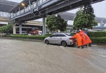 Bangkok traffic police deploy to help residents hit by floods