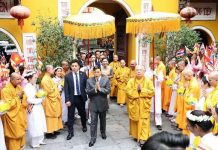 King and Queen pay homage at Hanoi’s historic Quan Su Pagoda