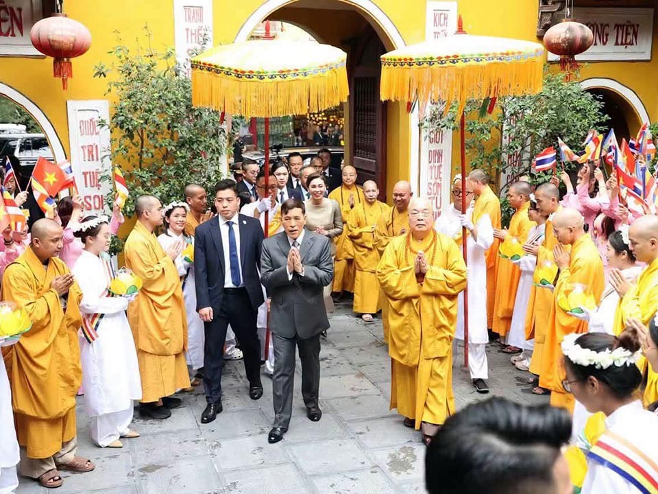 King and Queen pay homage at Hanoi’s historic Quan Su Pagoda