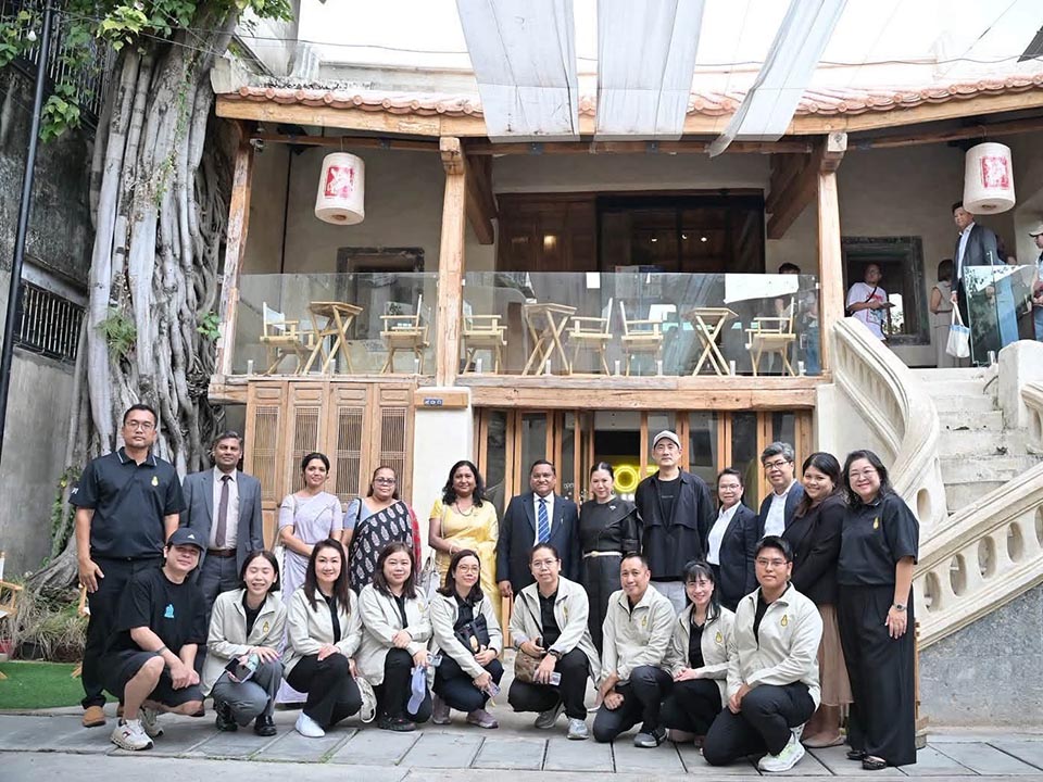 Sri Lankan tourism minister explores Bangkok’s creative side on Songwat walk