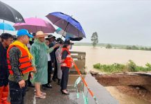 Floodwaters destroy bridge in Chachoengsao, cutting off local travel
