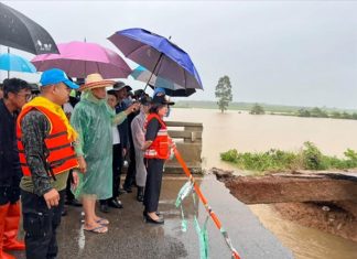 Floodwaters destroy bridge in Chachoengsao, cutting off local travel